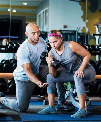 a trainer and his client discussing personal trainer insurance